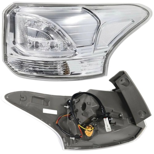 LAMPA TYLNA PRAWA LED Z LISTWĄ ŻARÓWKOWĄ 8330A790 MITSUBISHI OUTLANDER 2013