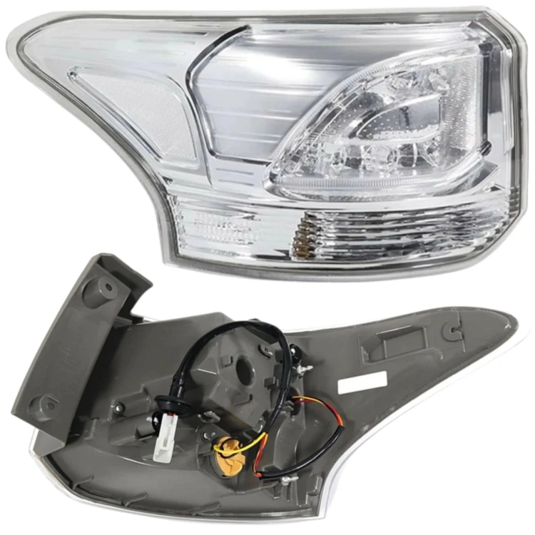 LAMPA TYLNA LEWA LED Z LISTWĄ ŻARÓWKOWĄ 8330A789 MITSUBISHI OUTLANDER 2013-
