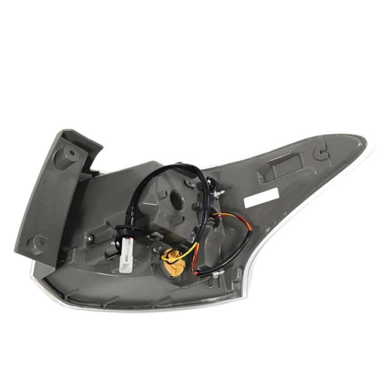 LAMPA TYLNA LEWA LED Z LISTWĄ ŻARÓWKOWĄ 8330A789 MITSUBISHI OUTLANDER 2013-