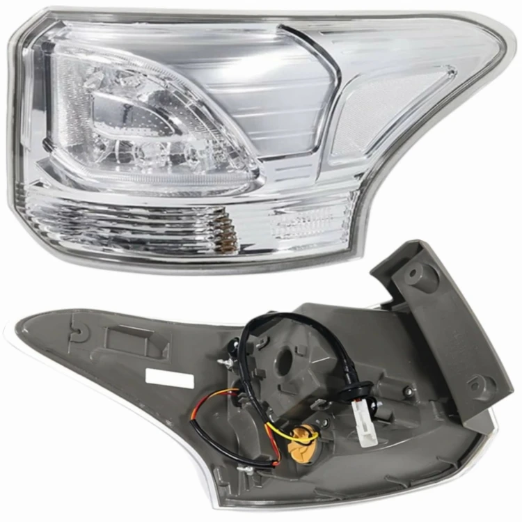 MITSUBISHI OUTLANDER 2013- LAMPA TYLNA PRAWA LED Z LISTWĄ ŻARÓWKOWĄ 8330A79