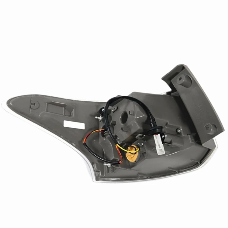 MITSUBISHI OUTLANDER 2013- LAMPA TYLNA PRAWA LED Z LISTWĄ ŻARÓWKOWĄ 8330A79