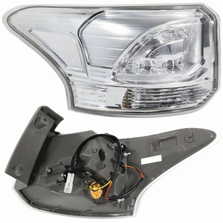 MITSUBISHI OUTLANDER 2013- LAMPA TYLNA LEWA LED Z LISTWĄ ŻARÓWKOWĄ 8330A789